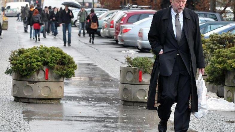 Žena nekdanjega zunanjega ministra je leta 2006 z vozilom ministrstva odšla po z