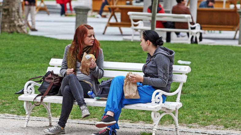 Slovenija 23.05.2013, mladi punci malicata na klopci na Kongresnem trgu v centru