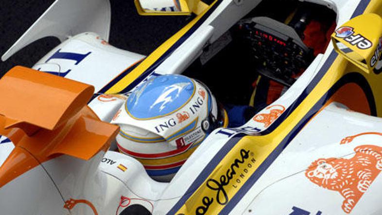 Fernando Alonso v bolidu Renaulta na testiranjih v Barceloni.