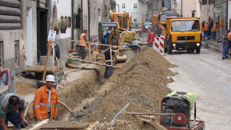 Dela na Spodnjem trgu potekajo v težavnih razmerah, vendar pa ga niso mogli povs