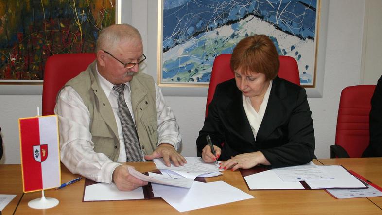 Anton Maver in Tatjana Fink sta podpisala pogodbo za gradnjo športnega parka ob 