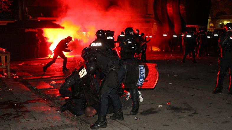 slovenija 03.12.12. protest maribor, tretja vstaja, foto: nino verdnik