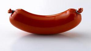 Udaril ga je s klobaso.