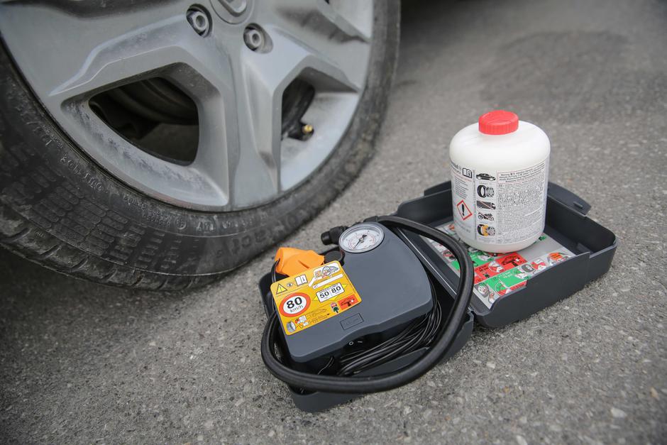 Prazna pnevmatika in kit za popravilo | Avtor: Saša Despot