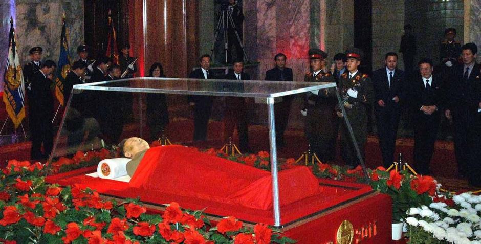 Truplo Kim Džong Ila v stekleni krsti 20. decembra 2011. | Avtor: EPA