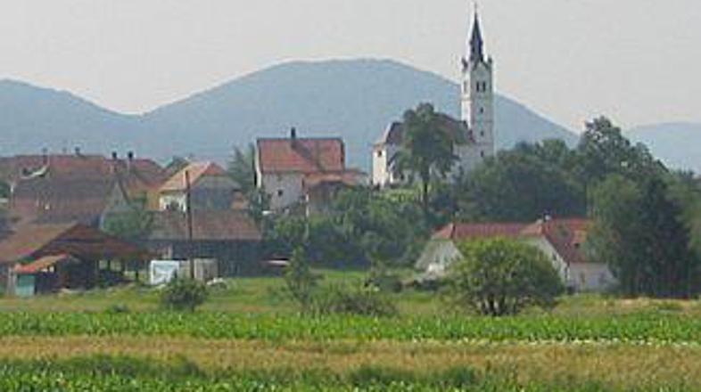 Vas Bevke leži pri Logu pri Brezovici. Tamkajšnji župnik je doslej v volilni kam