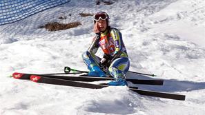 Takole je Tina Maze po odstopu v Cortini ob progi zajokala kot kak otrok. (Foto: