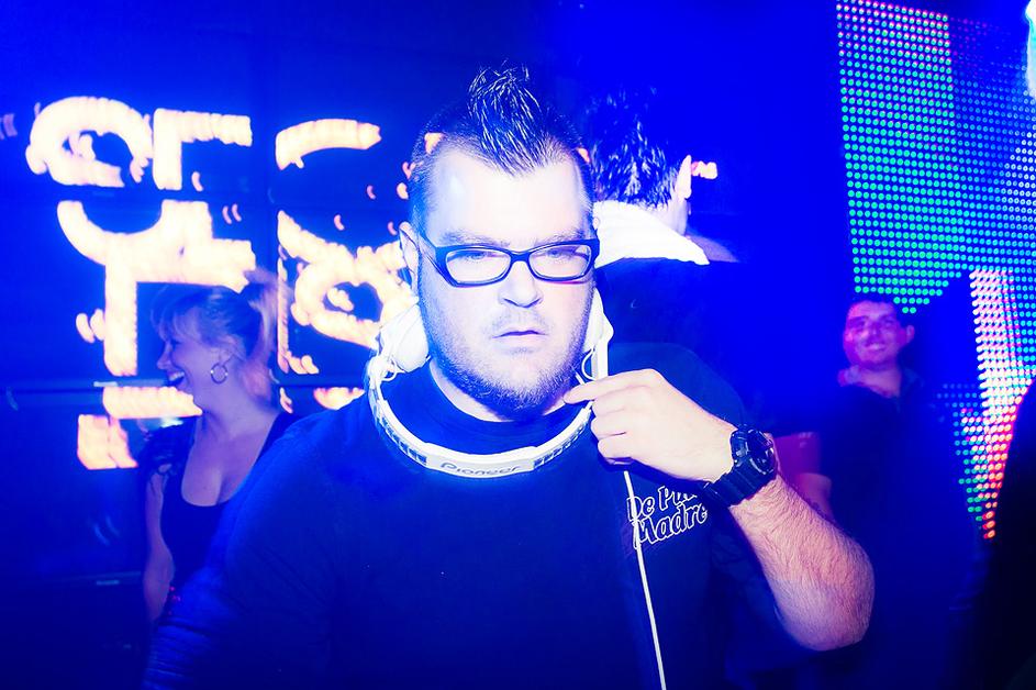 Vroče minglanje z DJ Antoionom