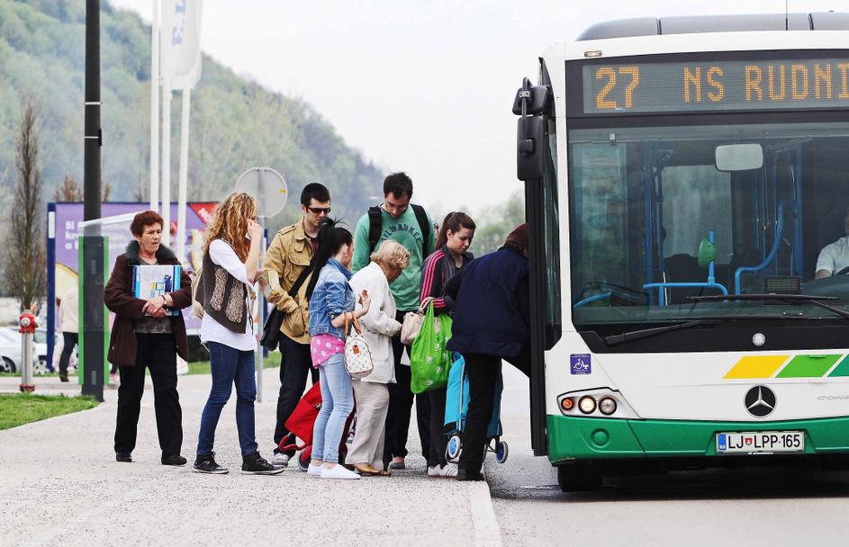 Slovenija 19.04.2013 ljudje, potniki vstopajo cakajo na,  avtobus, javni prevoz,
