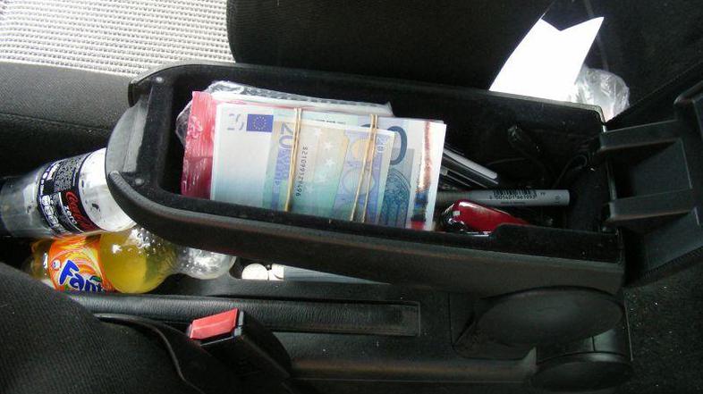 Bolgaroma je s ponarejenimi bančnimi karticami uspelo prek bankomatov dvigniti v