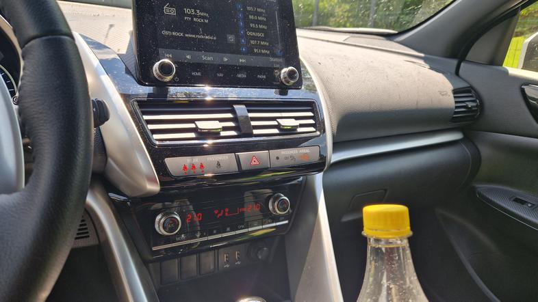 Plastenka v avtomobilu