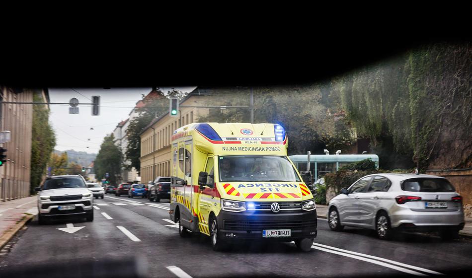 Huda nesreča, mladoletnico po trčenju prepeljali v UKC Ljubljana