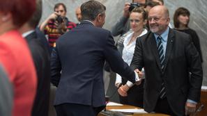 Borut Pahor in Zmago Jelinčič na prvi seji 8. državnega zbora Republike Slovenije