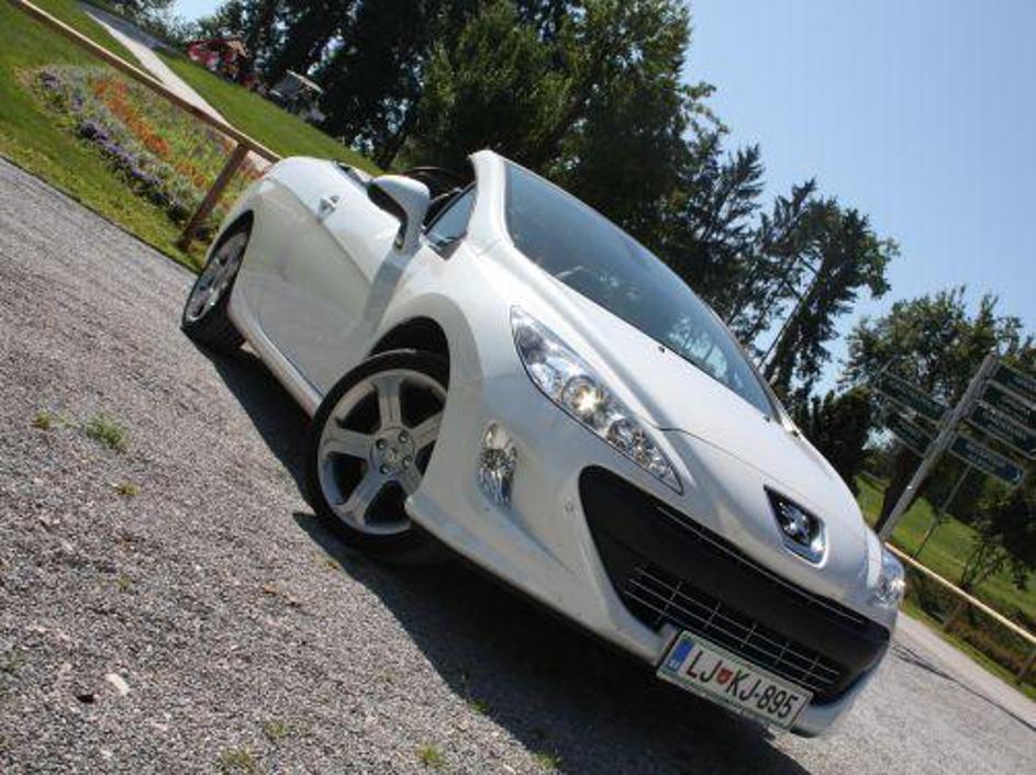 308 CC premore veliko dinamičnosti in svežine, ki bo všeč tako njej kot njemu, n