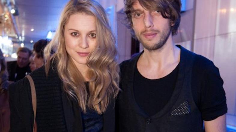 Aljoša in Iva ob začetkih njune ljubezenske zgodbe.