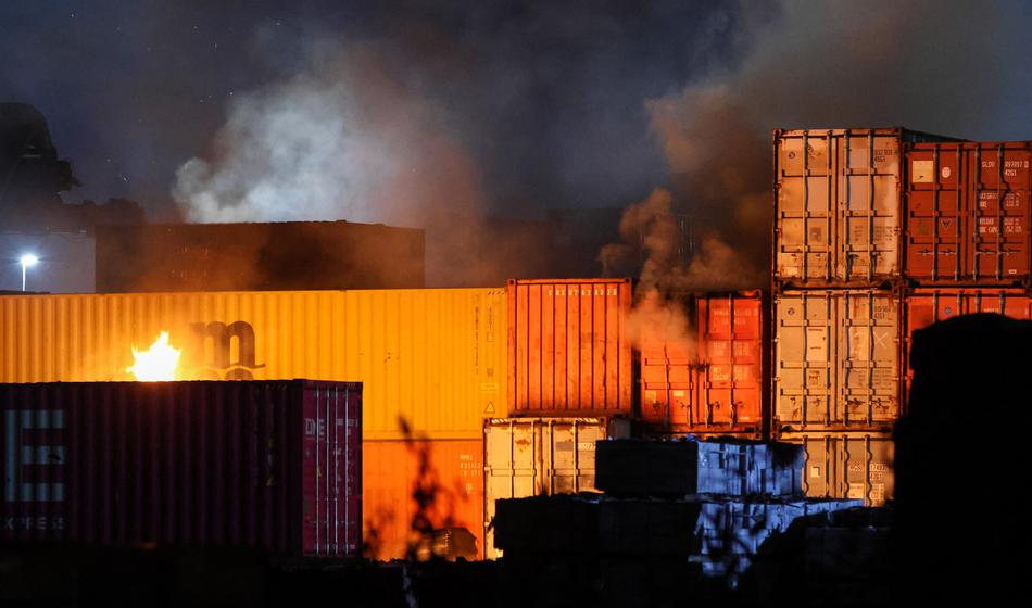 Obsežen požar v hamburškem pristanišču zahteval več ranjenih