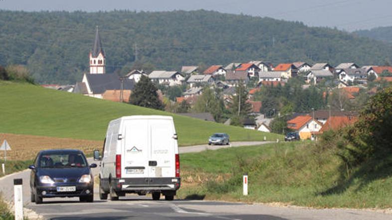 Glavna prometna žila skozi Občino Mirno Peč je neprimerno vzdrževana in nevarna 