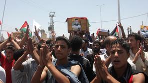 Pogrebov ubitih protestnikov se je pretekli konec tedna udeležilo na tisoče žalu