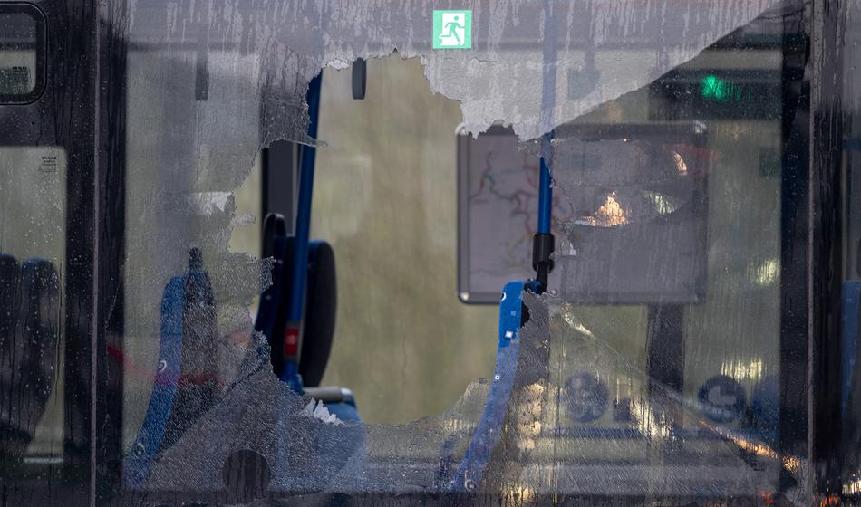 Na Gorenjskem je avtobus z otroki trčil v viličarja