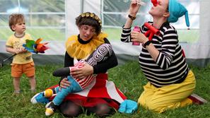 Predstava Glava gol – noge gor je namenjena otrokom, starim od 3 do 36 mesecev. 