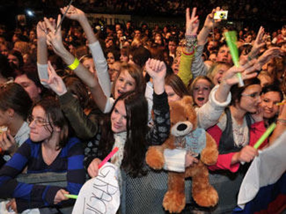 Mehiška najstniška skupina, ki je ne sestavljajo najstniki, se je poslovila od L