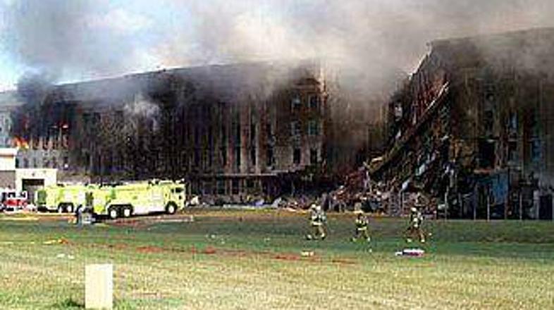 Letalo naj bi zadelo pritličje.