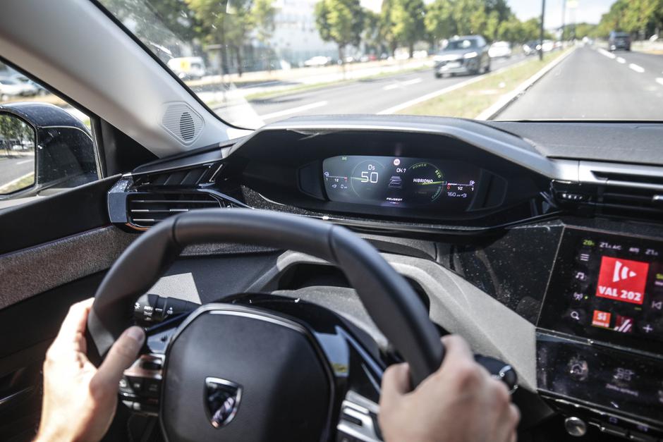 Priključno hibridni peugeot 308 SW | Avtor: Saša Despot