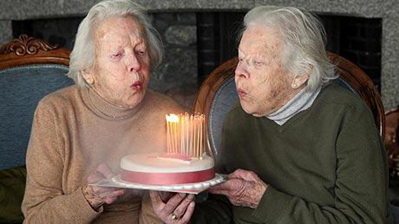 Jenny Pelmore in Betty Richards sta upihnili 102. svečko. (Foto: Telegraph)