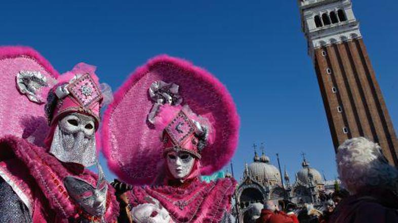 So pod maskami domačini ali turisti?