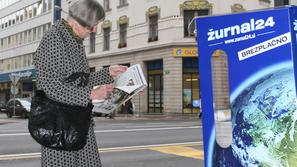 Sedaj v stojalih ob sobotah najdete tudi tednik Žurnal. (Foto: Tadej Bernik)