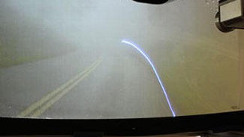 Laser bo projiciral modro črto, ki bo označevala rob ceste.