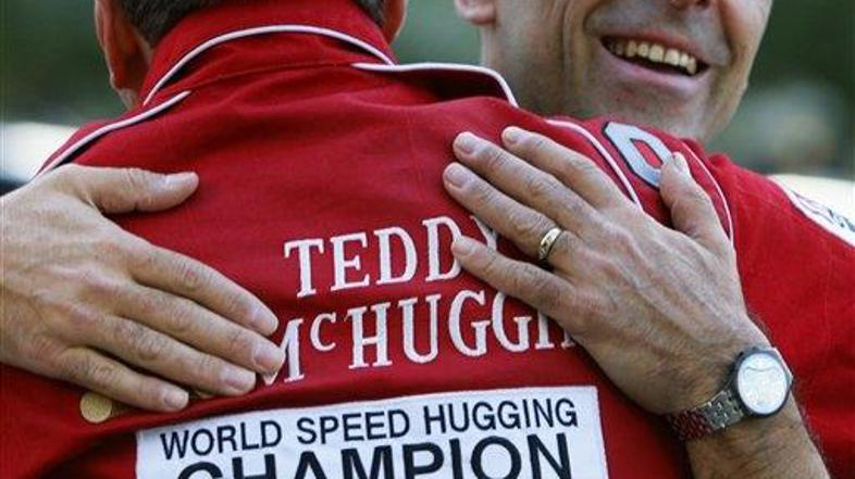 Ondash je bil sicer že prej svetovni rekorder v številu objemov na uro, in sicer