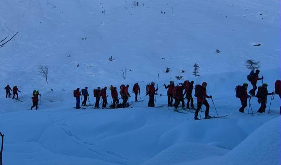 Reševalci brez uspeha: Napeta iskalna akcija v slovenskih gorah se nadaljuje