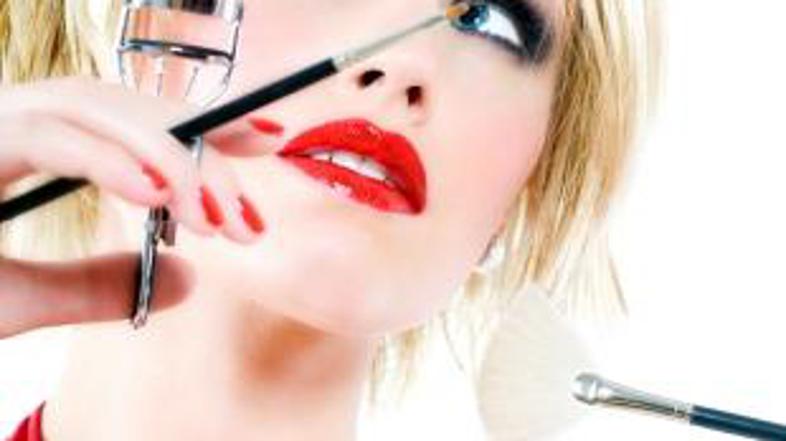 Pripomočki za ličenje, kot so čopiči za šminko, gobice in ščetkice za obrvi in t