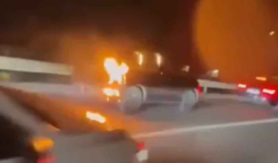 VIDEO: Grozljivi prizori iz Omiša, pred ognjem bežal kar v gorečem avtu