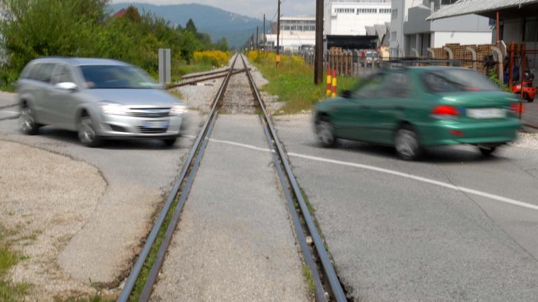 Povprečno na železniških prehodih letno umre devet ljudi. (Foto: Dejan Mijovič)