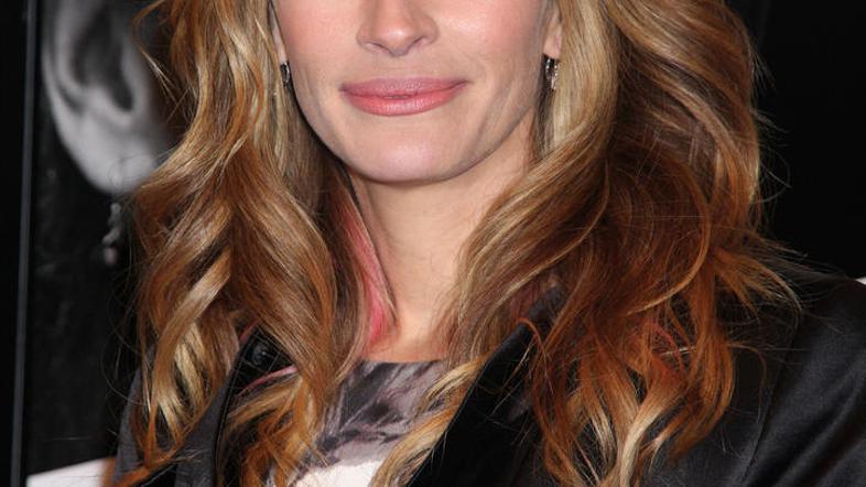Julia Roberts mastno služi. (Foto: Flynet/JLP)