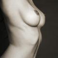 Je res možno, da dojke tako fantastično stojijo same od sebe?