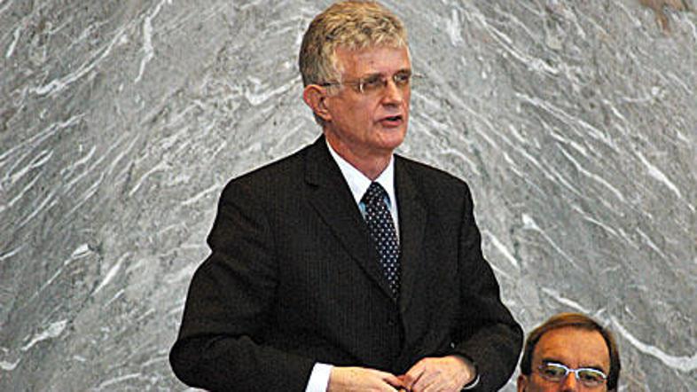 Gantar je v odgovoru kolegu Matjažu Tanku pojasnil, da preiskovalna komisija ni 