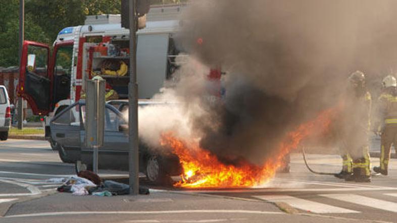 Goreče vozilo na križišču Poljanske in Roške ceste.