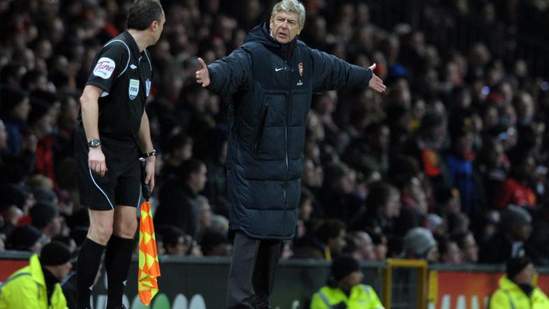 Arsene Wenger na ponedeljkovem derbiju ni bil zadovoljen z zelenico. Sodeč po fo