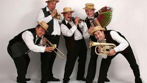 Inšpektorat za okolje je zaradi videa zoper ansambel Okrogli muzikanti uvedel po