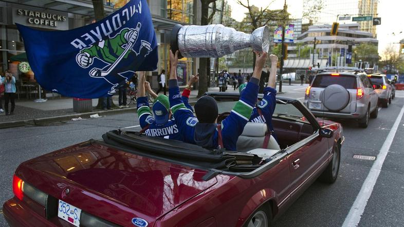 Hokejisti so slavili v Nashvillu, njihovi navijači na ulicah Vancouvra. (Foto: R