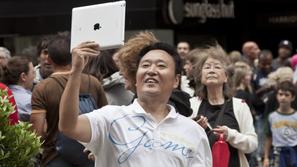iPad 2 v rokah turista na Manhattanu