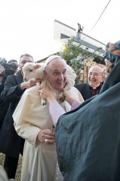 Papež Frančišek z jagenjčkom
