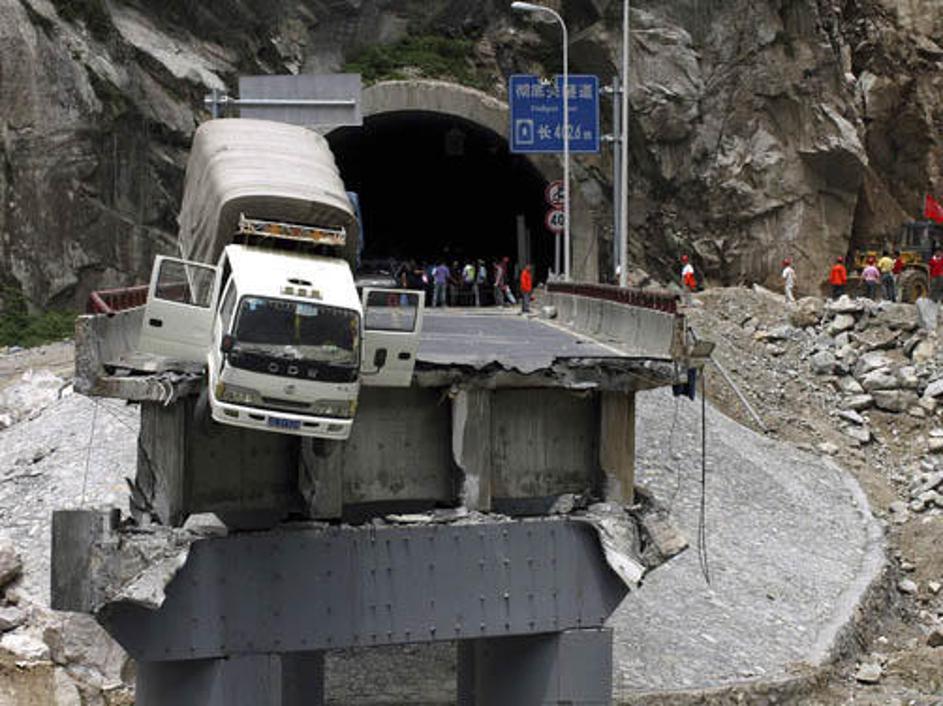 V nesreči je umrlo najmanj šest ljudi.