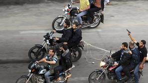 Plestinci vlečejo trupla z motorjem