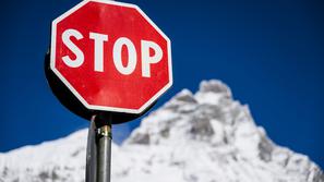 stop znak gora zima Matterhorn