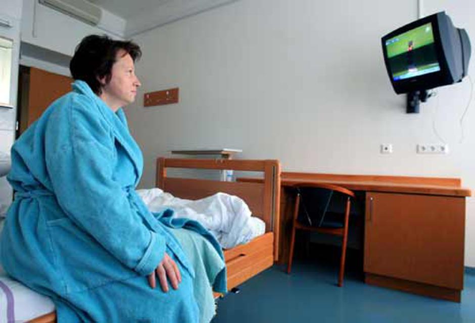V nadstandardni bolnišnični sobi pacient biva sam, ima TV in telefon ter večinom | Avtor: Žurnal24 main