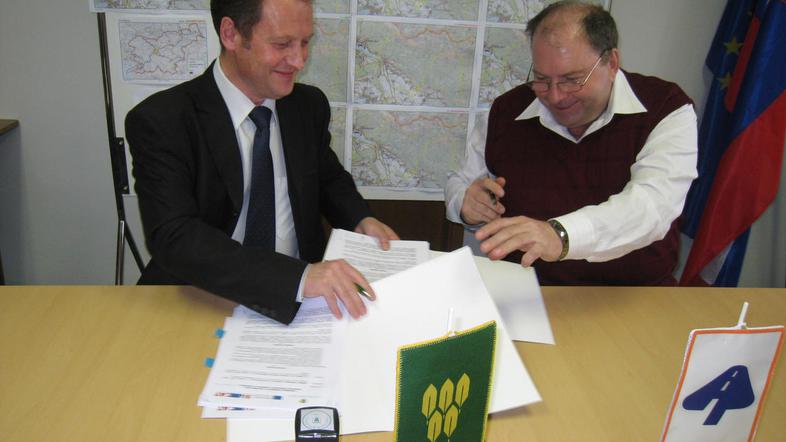 Pogodbo o začetku gradnje parkirišča v dolini Završnice sta včeraj podpisala žir